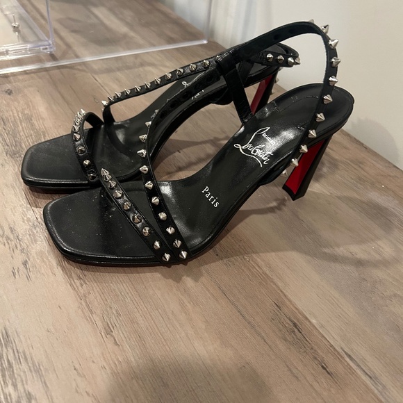 RED BOTTOMS BASICALLY NEW - Picture 1 of 3